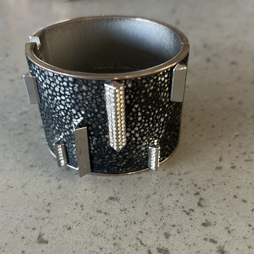 Cuff - Picture 2 of 3